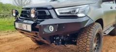 Přední pevnstní nárazník Toyota Hilux (2021-dosud)