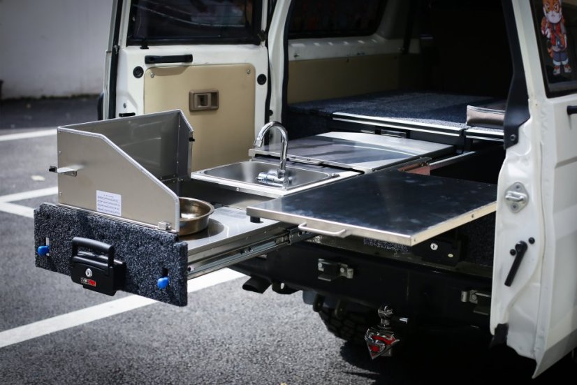 Kuchyňka a zásuvky do auta velikost SUV