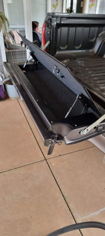 Úložný box vo veku korby Hilux Revo - Povrch: Prášková barva