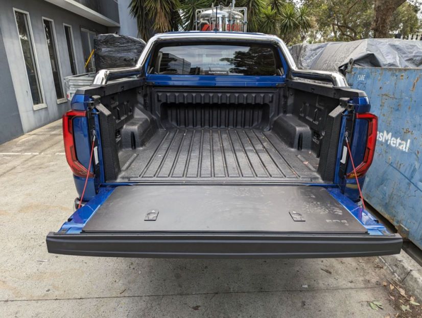 Úložný box vo veku korby Volkswagen Amarok (2023 -)