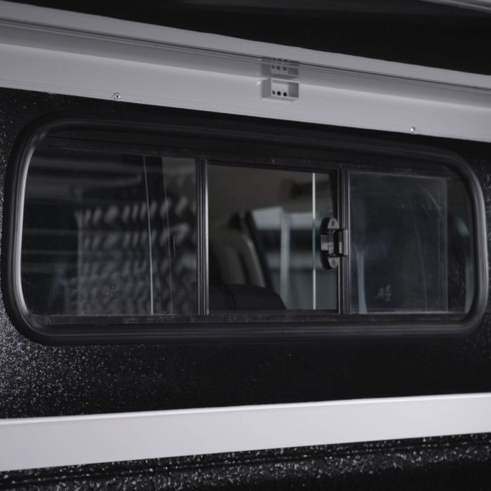 Hardtop Bushtech Toyota HiLux (2016-dosud) - Typ kabíny: Creew cab, Povrch: Profilovaný plech, Izolácia: Neizolované, LED osvetlenie interiéru: S osvetlením