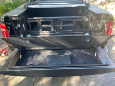 Úložný box do víka korby Dodge Ram 5. generace