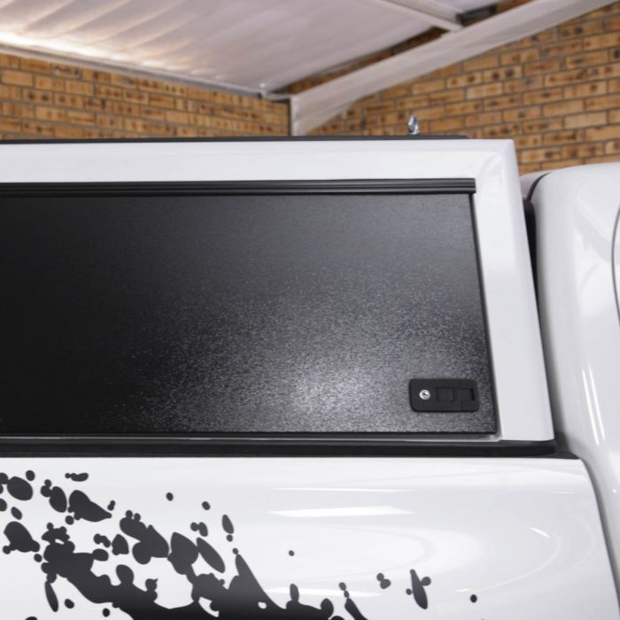 Hardtop Bushtech Toyota HiLux (2016-dosud) - Typ kabíny: Creew cab, Povrch: Profilovaný plech, Izolácia: Neizolované, LED osvetlenie interiéru: S osvetlením