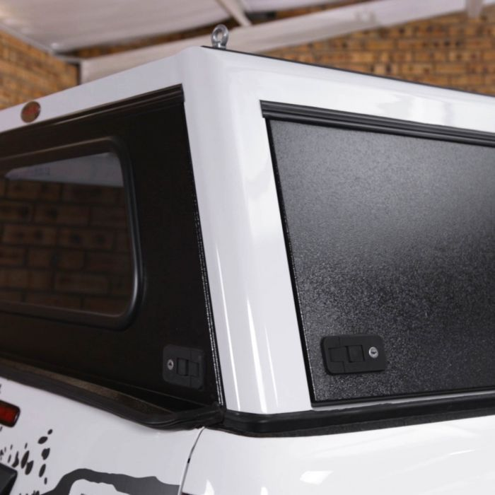 Hardtop Bushtech Toyota HiLux (2016-dosud) - Typ kabíny: Creew cab, Povrch: Profilovaný plech, Izolácia: Neizolované, LED osvetlenie interiéru: S osvetlením