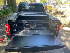 Úložný box do víka korby Dodge Ram 5. generace