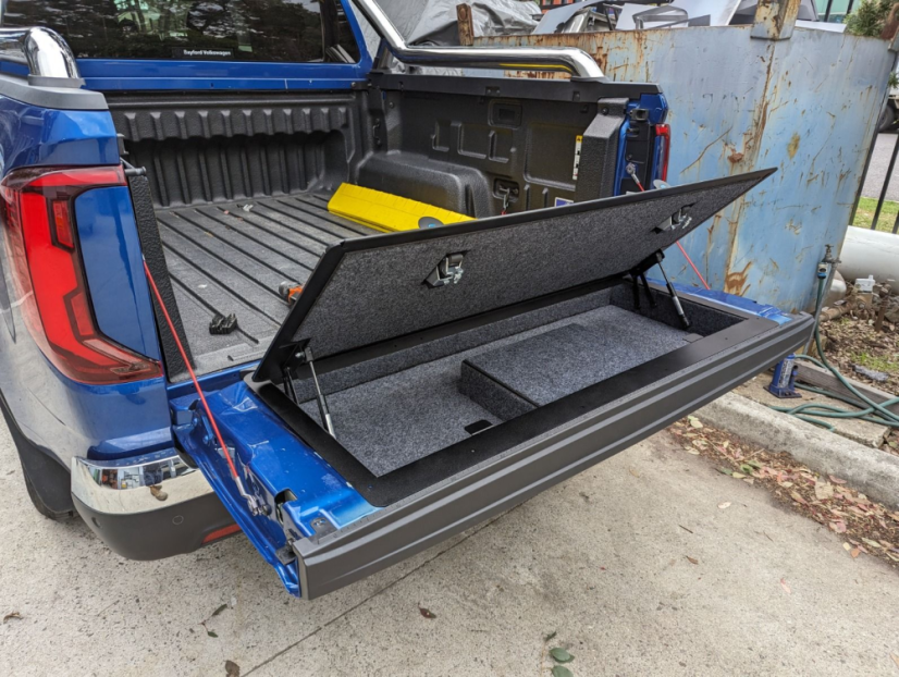 Úložný box vo veku korby Volkswagen Amarok (2023 -)