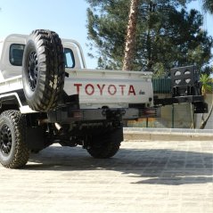 Zadní pevnostní nárazník  Toyota LC 79 s otočnými rameny a přípravou na tažné