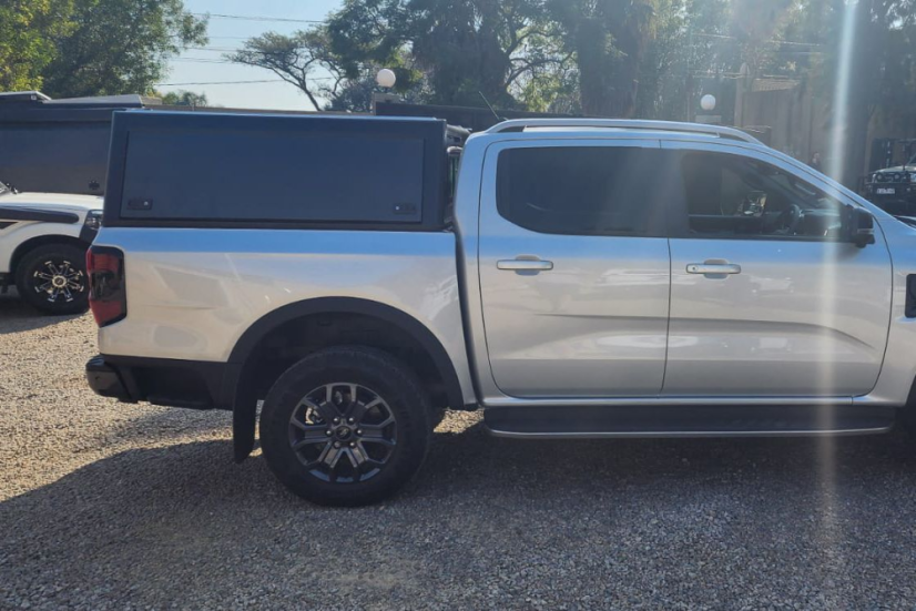 Hardtop hliníkový Ford Ranger (2023 - ) - Typ kabiny: Single cab, Povrch: Profilovaný plech, Izolace: Izolovaný, LED osvětlení interiéru: Bez osvětlení