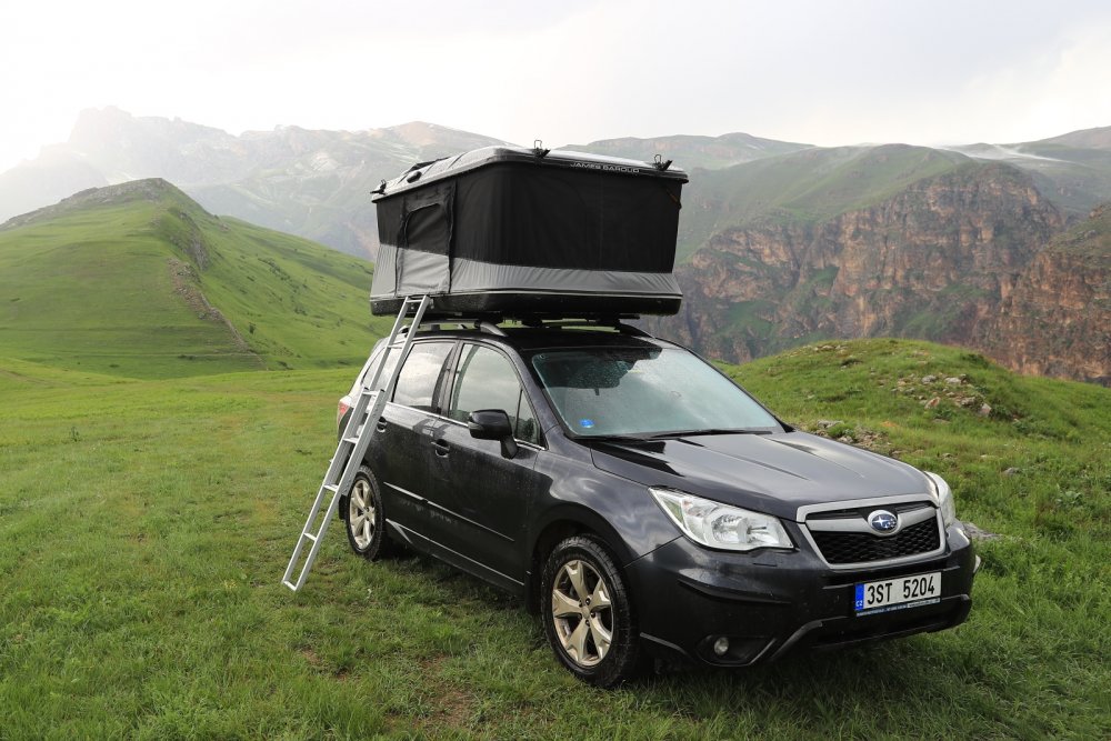 Střešní stan James Baroud na vozidle Subaru Forester v krásné horské krajině